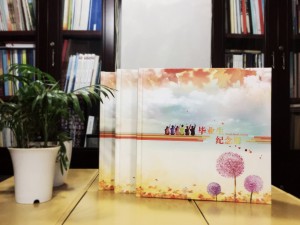 畢業(yè)同學錄設計制作(以手繪或實拍的學校圖片為背景),可手寫填信息