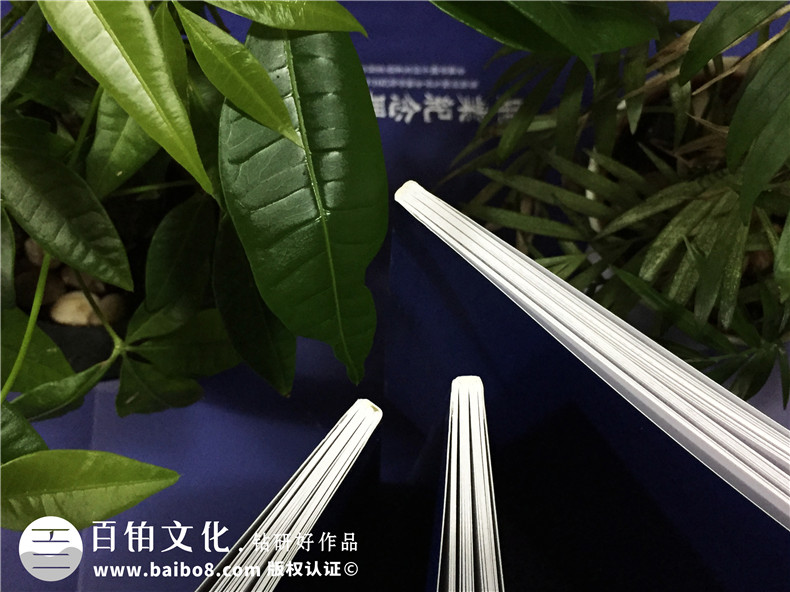 簡潔穩(wěn)重的研究生畢業(yè)紀(jì)念冊(cè)設(shè)計(jì)風(fēng)格,不負(fù)勇往-西南財(cái)大金融學(xué)院