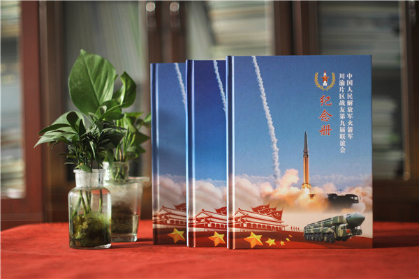 戰(zhàn)友會(huì)紀(jì)念相冊(cè)制作廠(chǎng)家-八一戰(zhàn)友軍營(yíng)聚會(huì)照片影集怎么編輯做像冊(cè)