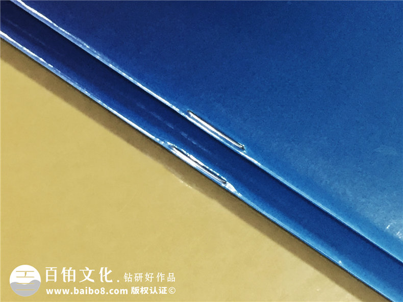 專業(yè)的畫冊(cè)設(shè)計(jì)還需畫冊(cè)設(shè)計(jì)公司 其中畫冊(cè)設(shè)計(jì)師是重點(diǎn)！第2張-宣傳畫冊(cè),紀(jì)念冊(cè)設(shè)計(jì)制作-價(jià)格費(fèi)用,文案模板,印刷裝訂,尺寸大小